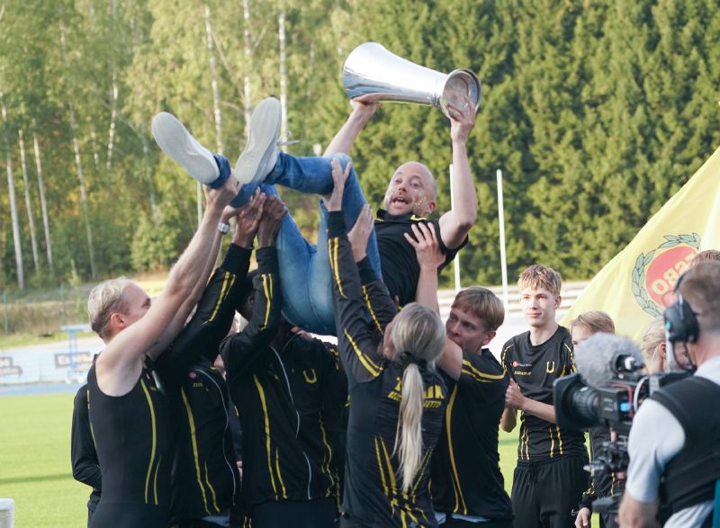 Turun Urheiluliiton jäsenet nostavat Kalevan maljaa.